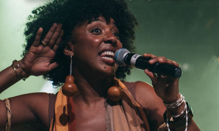 Brazilian singer Lílian Rocha performing at IOMMa 2026.