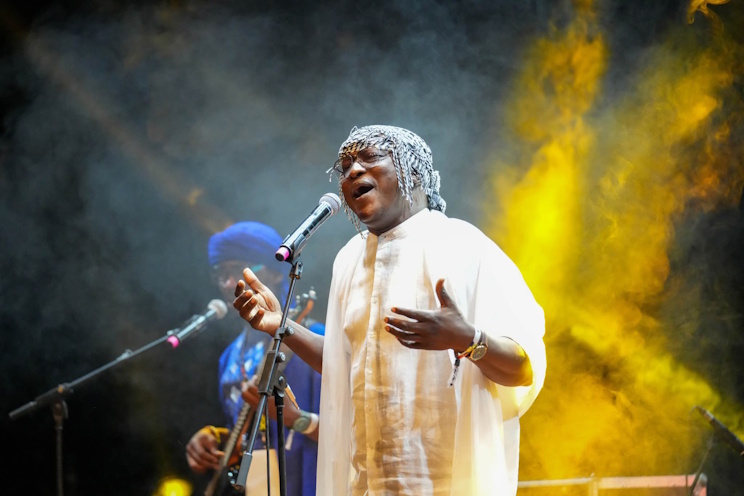 Le chanteur tchadien Mawndoé sur la scène de la 12e édition de Visa For Music à Rabat, au Maroc.
